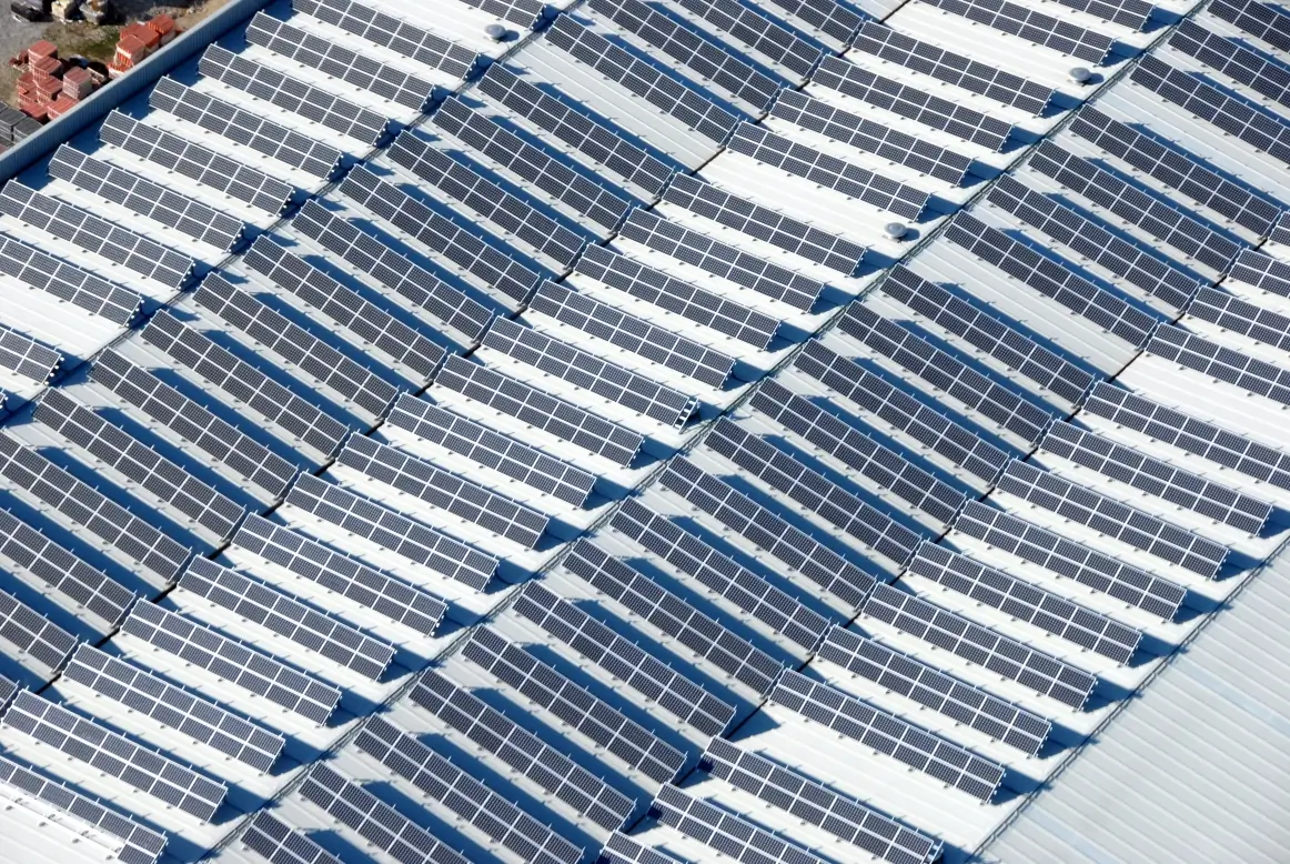 Cubierta de la nave de Proselco con placas fotovoltaicas